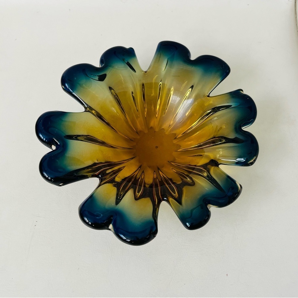 Vintage mid century Murano flower shape bowl - Picture 10 of 12